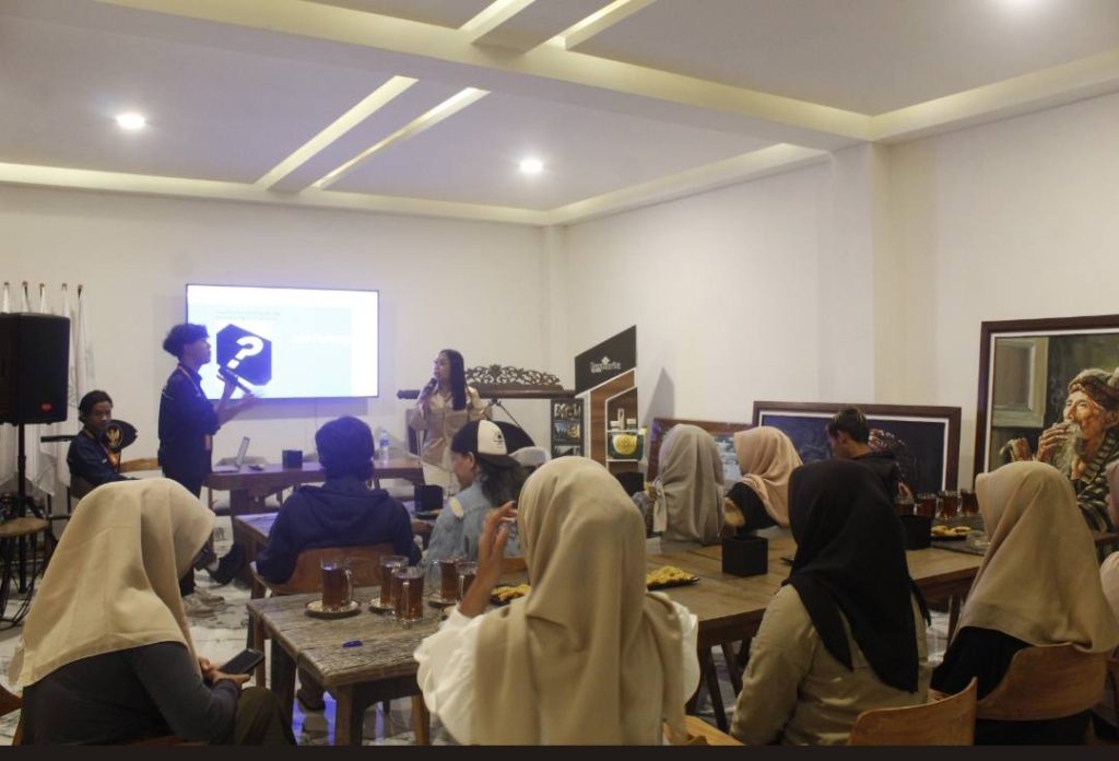 Rani melakukan pembinaan Media Sosial memberikan materi tips and trick membuat konten di media sosial kepada muda mudi dan karang taruna.(Ist)