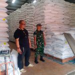 Babinsa Gadang Kawal Stok Beras Gudang Bulog
