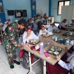 Dukung Program Pemerintah, Babinsa Tulungwulung Dampingi Distribusi MBG