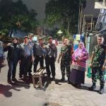 Pantau Pam Swakarsa Babinsa Kiduldalem Pastikan Lingkungan Aman