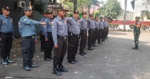 Perkuat Sinergitas Dukung Ketahanan Pangan Nasional, Babinsa Gadang Aktif Dampingi Petani Panen Padi