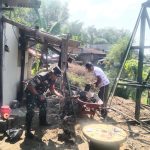 Babinsa Koramil Sukun Bantu Warga Pasang Tiang Utama Jembatan Perintis