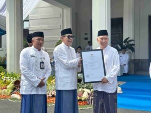 Walikota Malang serahkan Bantuan kepada Prof Bisri