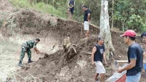 Babinsa Koramil Sukun dan Warga Laksanakan Karya Bakti Pelebaran Jalan Kampung