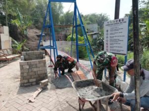 Babinsa Koramil Sukun Terjun Dalam Pembangunan Jembatan Perintis Penghubung Dua Kelurahan