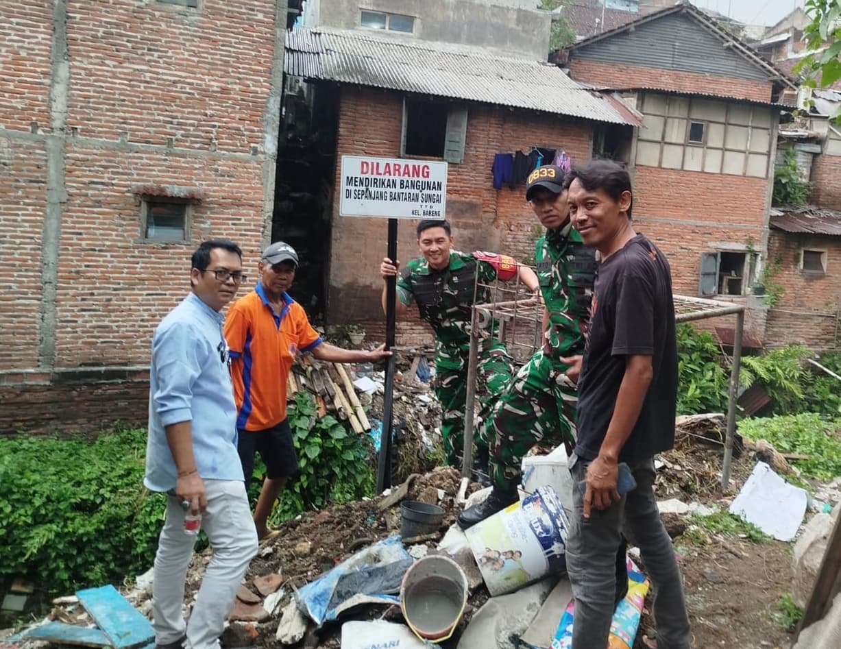 pasang papan nama