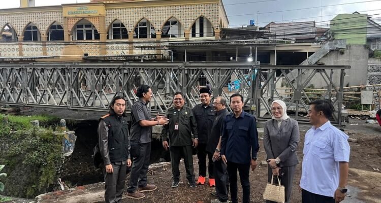 007-Tinjau Jembatan Bailey Sonokembang Jembatan Bailey Sonokembang Ditargetkan Rampung 20 November, Komisi C Apresiasi Langkah Cepat PUPR