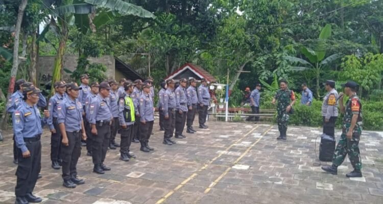 Babinsa Arjosari Berikan Materi Kedisiplinan untuk Tingkatkan Kemampuan Linmas