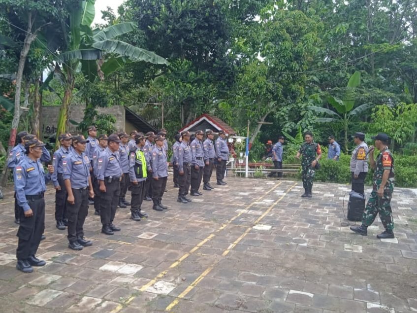 Babinsa Arjosari Berikan Materi Kedisiplinan untuk Tingkatkan Kemampuan Linmas