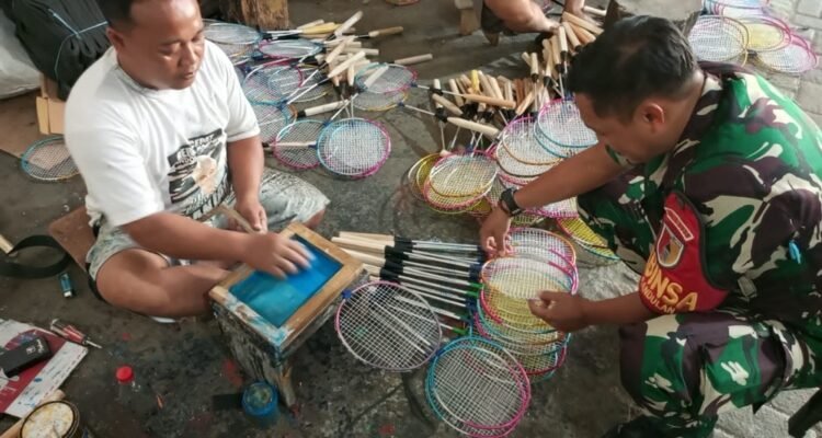 Babinsa Bandulan Dukung Peningkatan Ekonomi Warga Babinsa Bandulan Anjangsana ke Pengerajin Raket