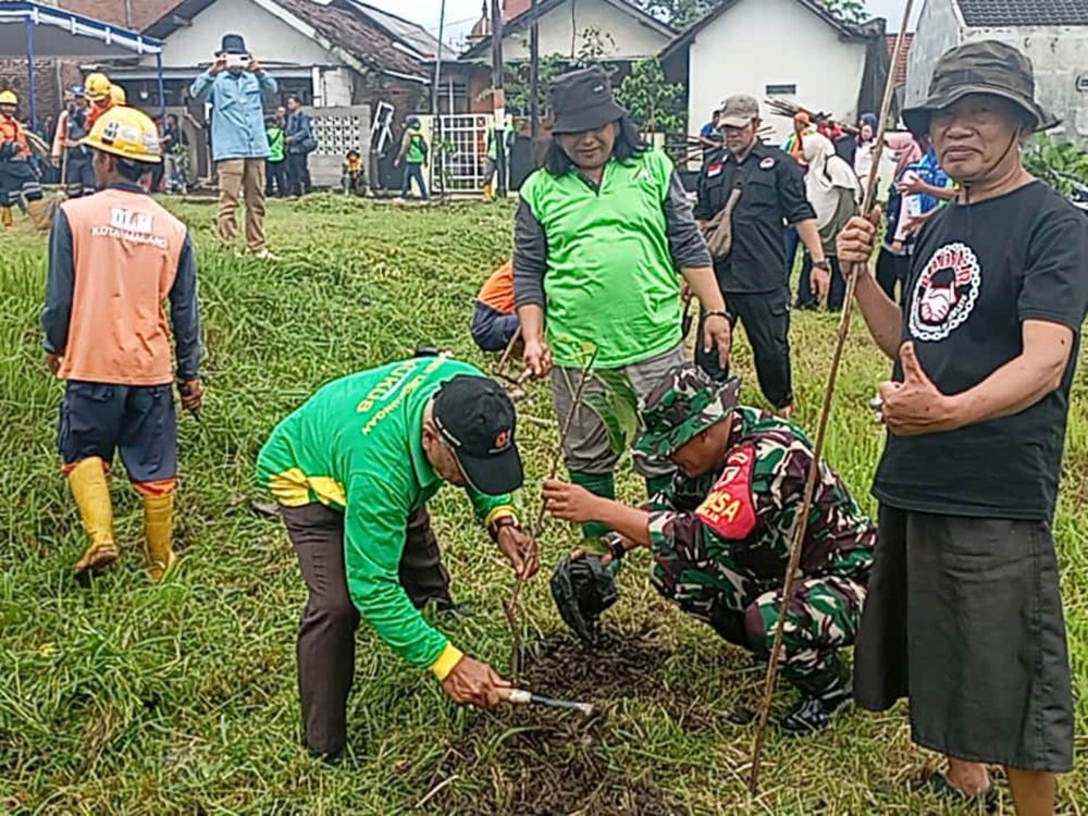Peduli Lingkungan Babinsa Bandulan Penghijuan bersama warga