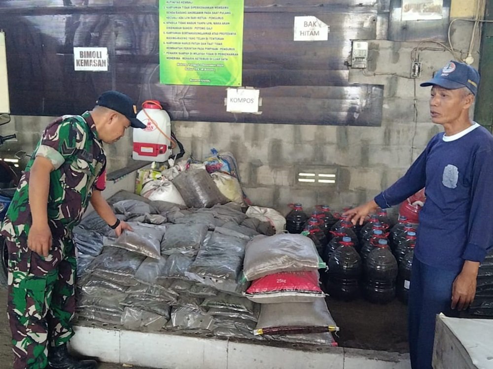 Babinsa Bandungrejosari Dukung Pengelolaan Sampah Berbasis Masyarakat