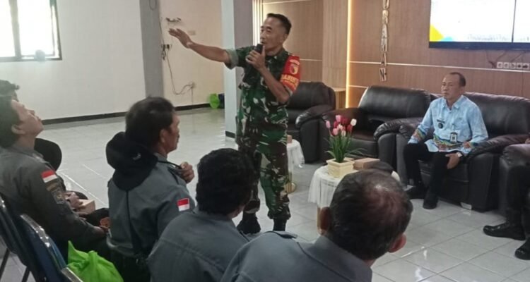 Babinsa Blimbing Perkuat Kemampuan Satlinmas dalam Menjaga Kamtibmas