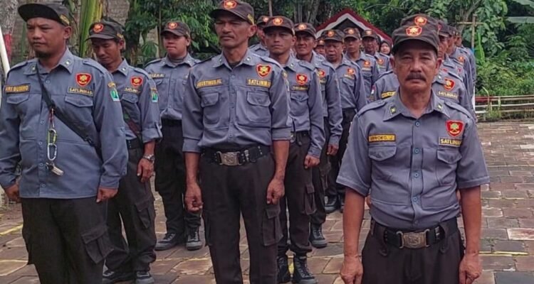 Tingkatkan Disiplin, Babinsa Koramil Blimbing Gelar Pelatihan PBB Satlinmas Arjosari