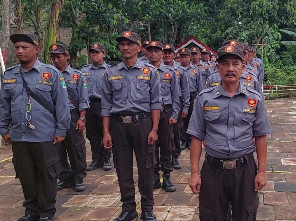 Tingkatkan Disiplin, Babinsa Koramil Blimbing Gelar Pelatihan PBB Satlinmas Arjosari