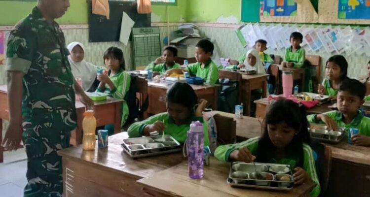 Babinsa Blimbing Dampingi Pelaksanaan Program Makan Bergizi Gratis di SDN Purwodadi 1