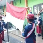 Babinsa Blimbing Bangun Karakter Siswa Lewat Upacara di MINU Polowijen II
