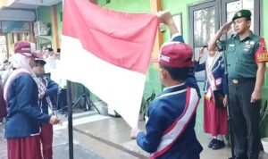 Babinsa Blimbing Bangun Karakter Siswa Lewat Upacara di MINU Polowijen II