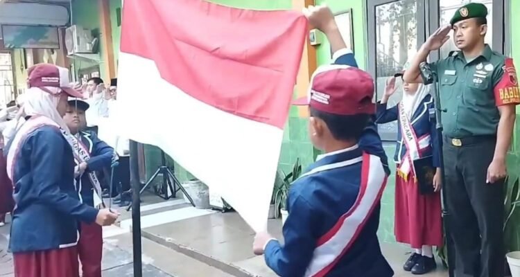 Babinsa Blimbing Bangun Karakter Siswa Lewat Upacara di MINU Polowijen II