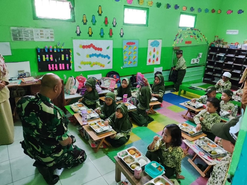 Babinsa Buring Dampingi Penyaluran Program Makan Bergizi Gratis untuk Anak Sekolah