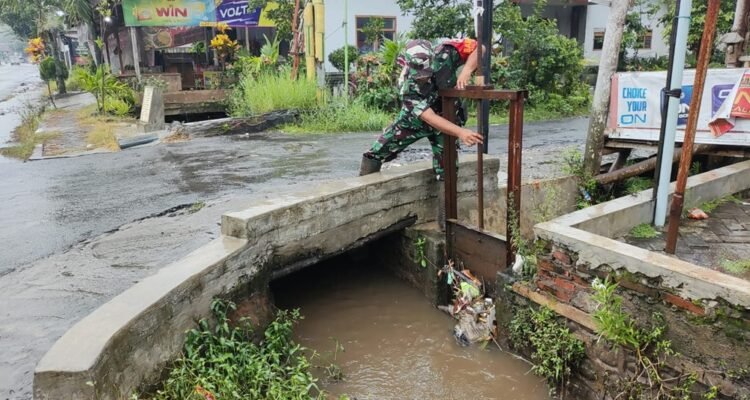Antisipasi Banjir, Babinsa Koramil Kedungkandang Monitoring Debit Air