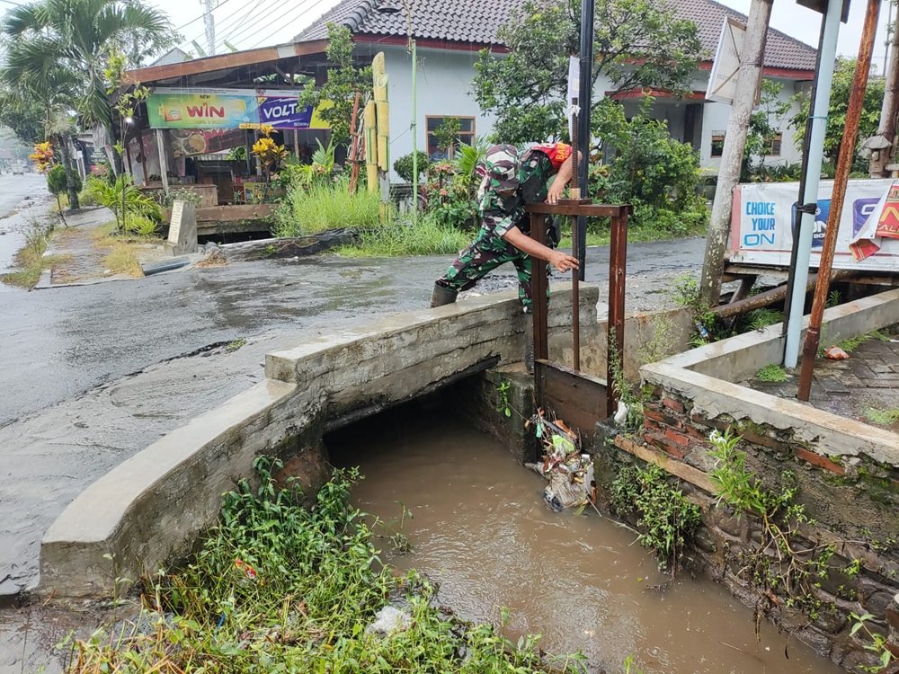 Antisipasi Banjir, Babinsa Koramil Kedungkandang Monitoring Debit Air