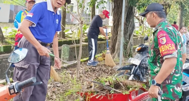 Babinsa Kedungkandang Bersama Warga Gelar Aksi GASS Angkat Sampah dan Sedimen