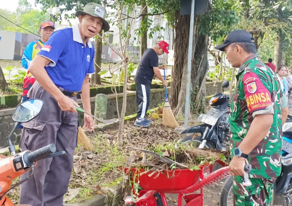 Babinsa Kedungkandang Bersama Warga Gelar Aksi GASS Angkat Sampah dan Sedimen