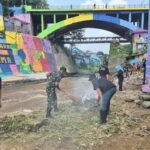 Babinsa Kesatrian Bersama Warga Angkat Sedimen dan Sampah di Sungai Brantas