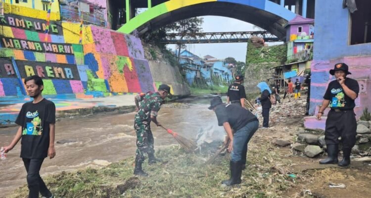 Babinsa Kesatrian Bersama Warga Angkat Sedimen dan Sampah di Sungai Brantas