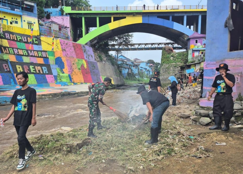 Babinsa Kesatrian Bersama Warga Angkat Sedimen dan Sampah di Sungai Brantas
