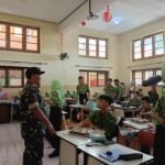 Babinsa Klojen Dukung Kesehatan Pelajar, Babinsa Klojen Kawal Program Makan Bergizi SMPN 3 Malang