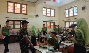 Babinsa Klojen Dukung Kesehatan Pelajar, Babinsa Klojen Kawal Program Makan Bergizi SMPN 3 Malang