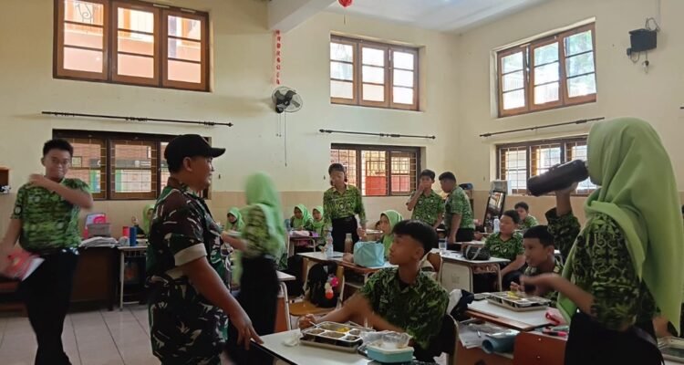 Babinsa Klojen Dukung Kesehatan Pelajar, Babinsa Klojen Kawal Program Makan Bergizi SMPN 3 Malang