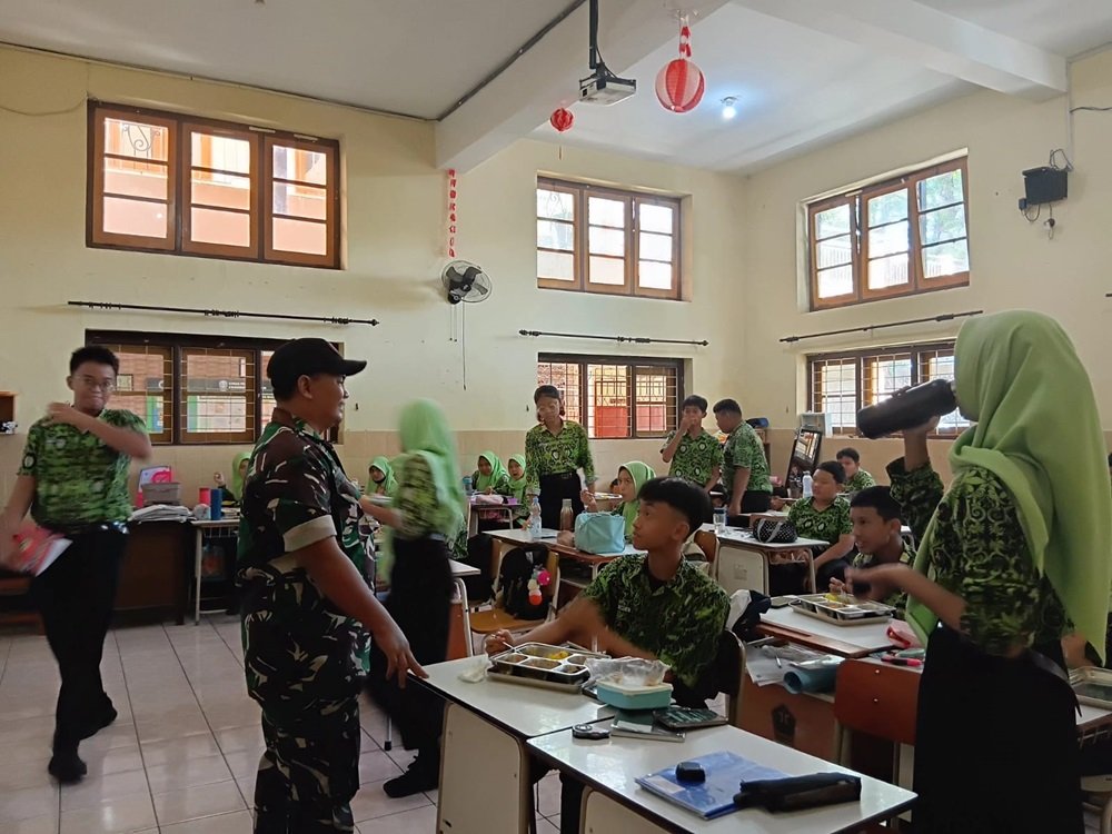 Dukung Kesehatan Pelajar, Babinsa Klojen Kawal Program Makan Bergizi SMPN 3 Malang