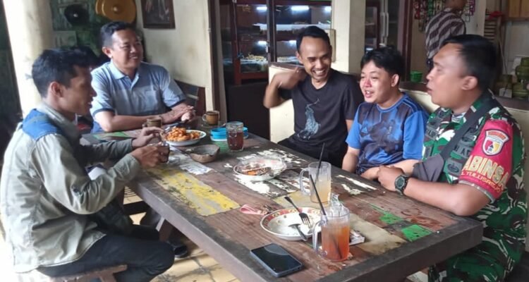 Babinsa Lowokaru Babinsa Koramil Lowokwaru Gencarkan Komsos Bersama Tokoh Masyarakat