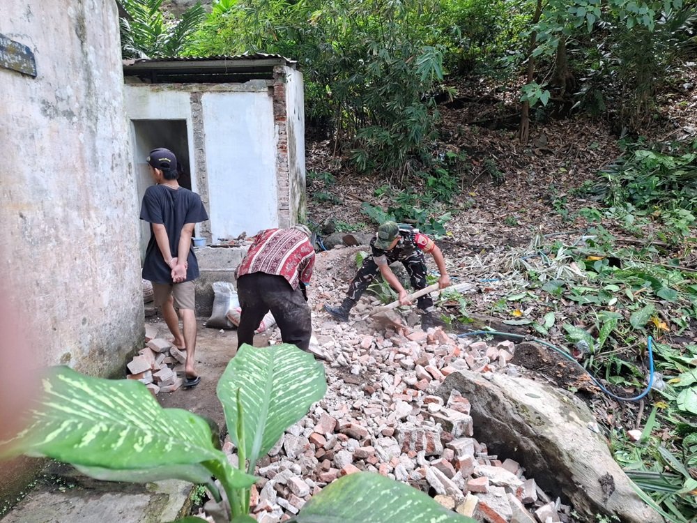 Babinsa Lowokwaru Dampingi Warga Gelar Kerja Bakti di Jatimulyo