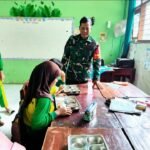 Babinsa Tunggulwulung Dampingi Pembagian Makan Bergizi Gratis di SDN Tunggul Wulung 2