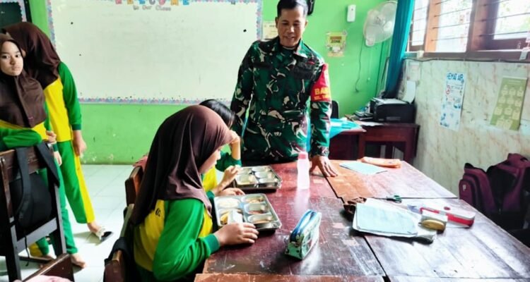 Babinsa Tunggulwulung Dampingi Pembagian Makan Bergizi Gratis di SDN Tunggul Wulung 2