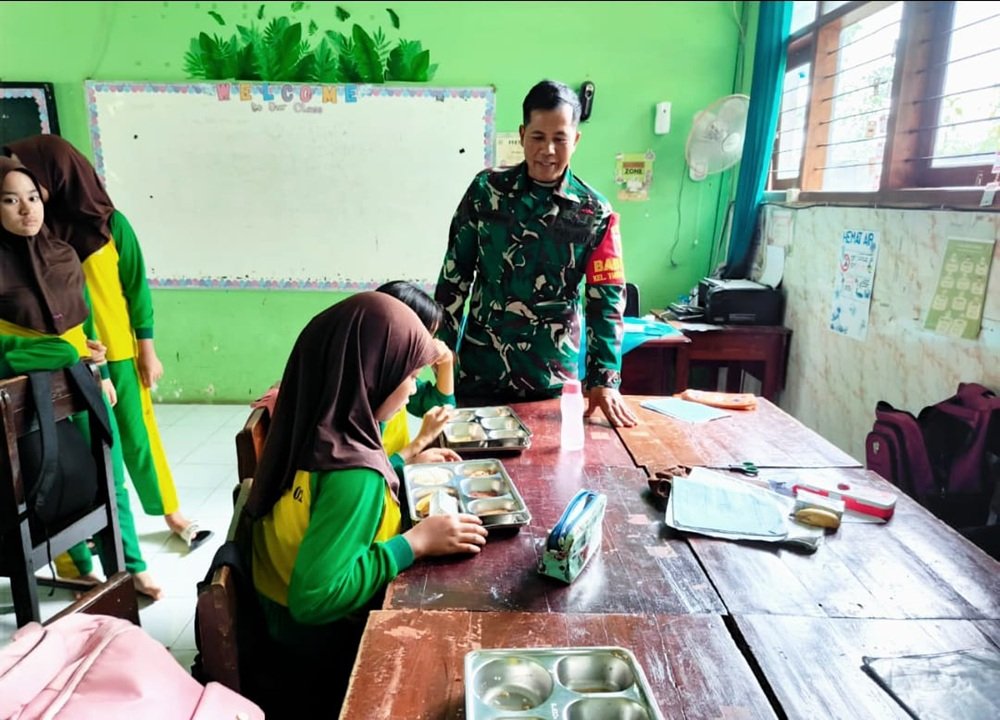 Babinsa Tunggulwulung Dampingi Pembagian Makan Bergizi Gratis di SDN Tunggul Wulung 2