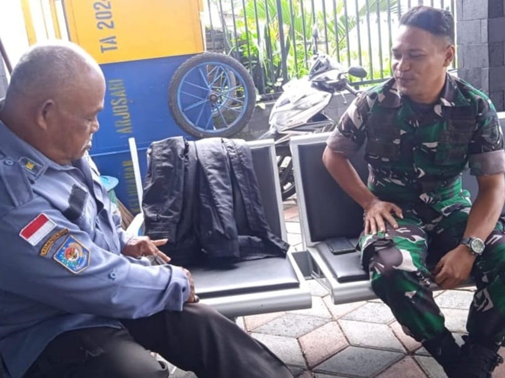 Perkuat Sinergi, Babinsa dan Linmas Arjosari Diskusikan Stabilitas Keamanan Wilayah