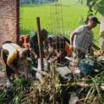 Personel Koramil 0833/03 Blimbing Kompak Bersihkan Lingkungan Bersama Warga