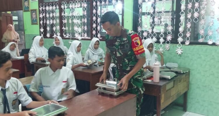 Babinsa Blimbing Dampingi Program Makan Bergizi Gratis di SMPN 16 Malang