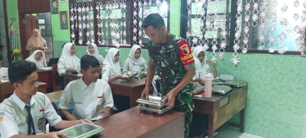 Babinsa Blimbing Dampingi Program Makan Bergizi Gratis di SMPN 16 Malang