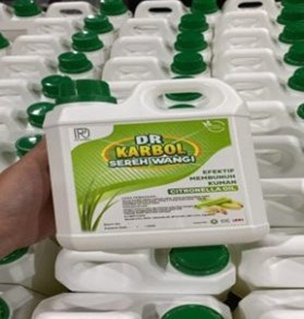 Beri Edukasi Warga, Mahasiswa UMM Sulap Limbah Sereh Jadi Karbol