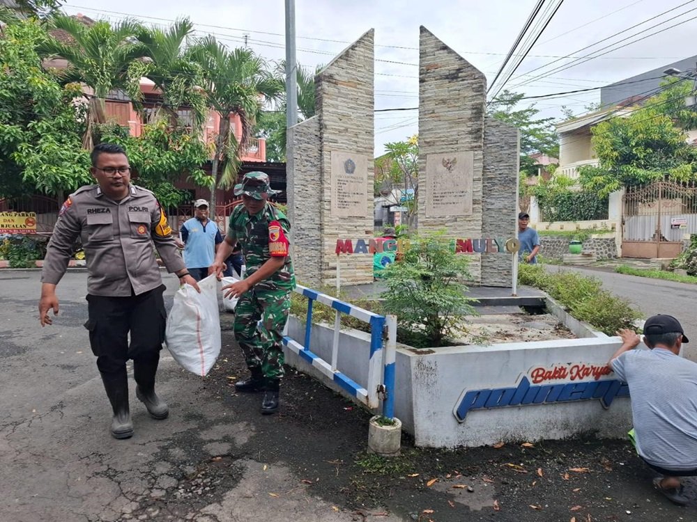 Wujud Kepedulian, Babinsa Lowokwaru Ikut Serta Dalam Kerja Bakti Bersama Warga Jatimulyo