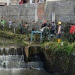 Koramil Lowokwaru Bersama Warga Gelar Kerja Bakti Bersihkan Lingkungan dan Selokan