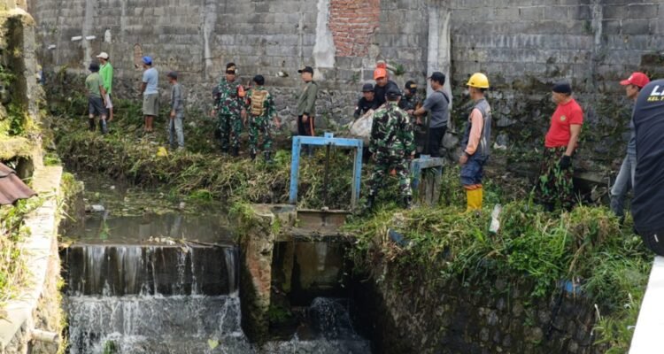 Koramil Lowokwaru Bersama Warga Gelar Kerja Bakti Bersihkan Lingkungan dan Selokan