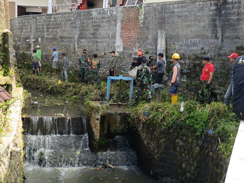 Koramil Lowokwaru Bersama Warga Gelar Kerja Bakti Bersihkan Lingkungan dan Selokan