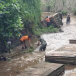 Kodim 0833 Gelar Karya Bakti Bersihkan Lingkungan Wilayah Binaan Sambut HUT Korem 083 Baladhika Jaya